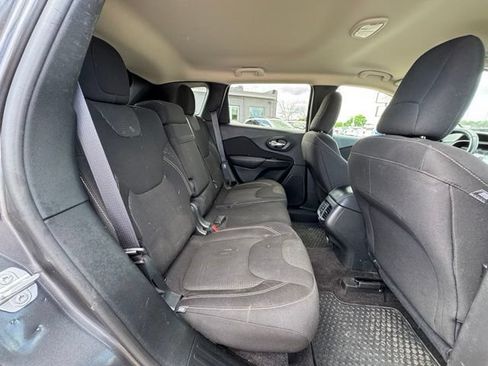 Used 2017 Jeep Cherokee Latitude w/ Cold Weather Group AWD/4WD image 14