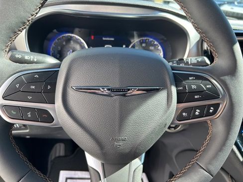 Used 2026 Chrysler Pacifica Pinnacle image 16
