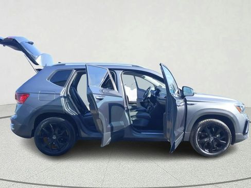 Used 2023 Volkswagen Taos SE w/ Black Wheel Package image 14