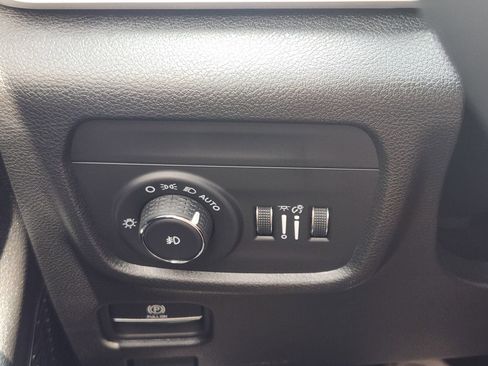 Used 2025 Jeep Grand Cherokee Limited RWD image 23