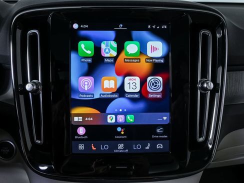 Used 2024 Volvo XC40 B5 Ultimate w/ Protection Package Premier image 18