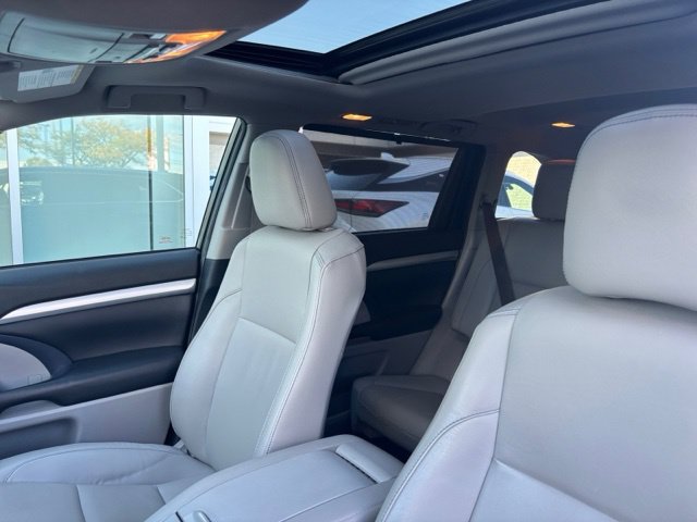 Used 2019 Toyota Highlander XLE AWD/4WD image 23