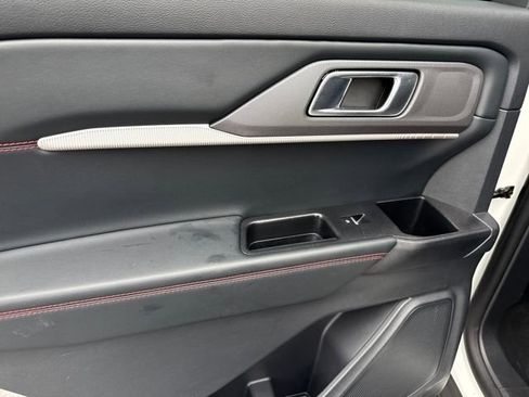 Used 2025 Ford Explorer ST-Line w/ ST-Line Street Pack image 16