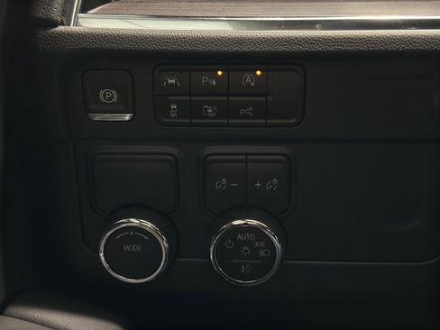 New 2025 Chevrolet Suburban Premier image 26