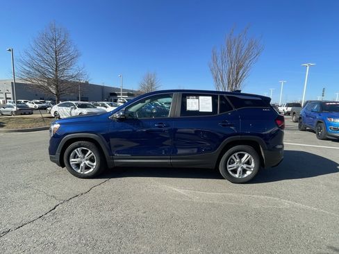 Used 2022 GMC Terrain SLE image 4