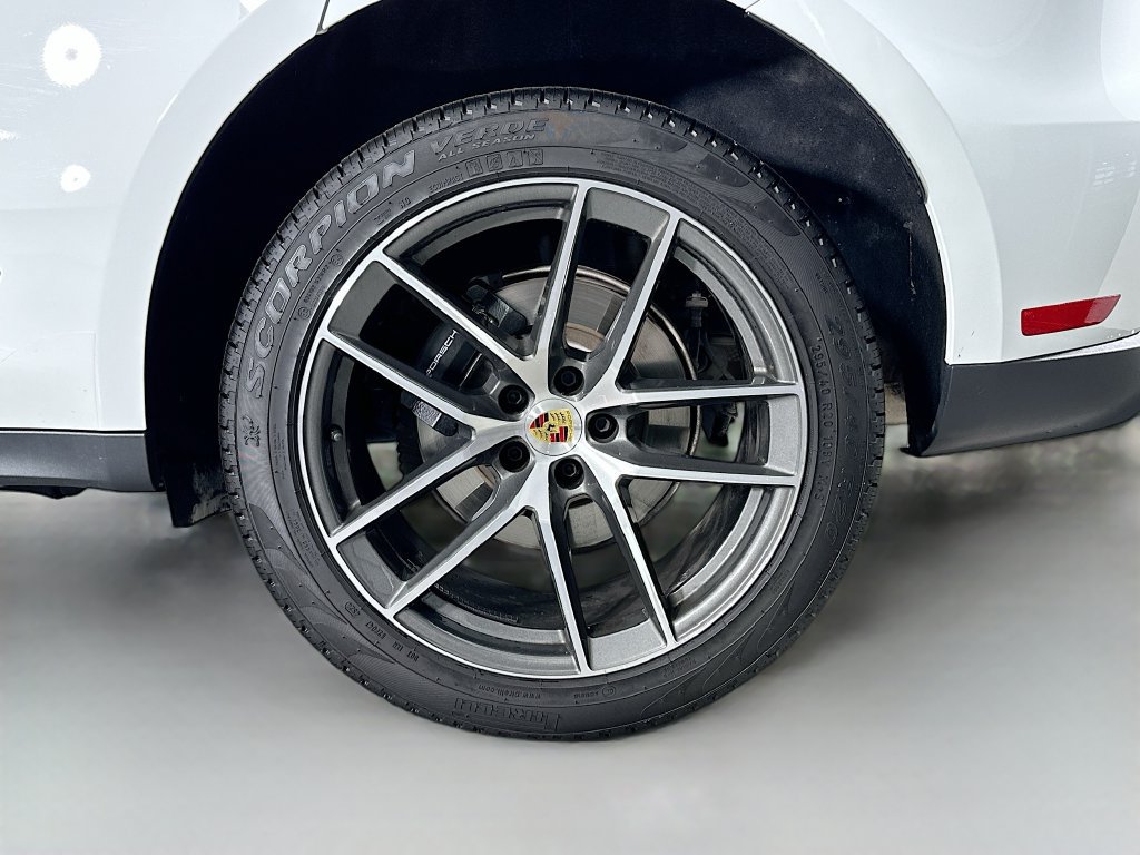 Certified 2025 Porsche Macan AWD/4WD image 33