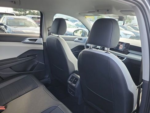 Certified 2025 Volkswagen Taos SE FWD image 9