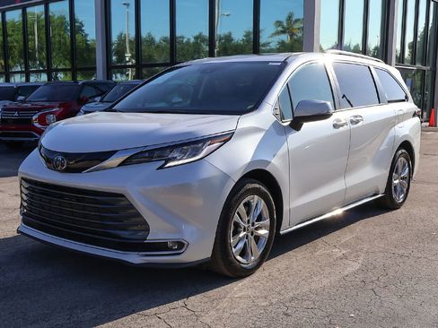 Used 2023 Toyota Sienna Limited FWD image 11