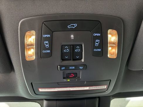 Used 2021 Toyota Sienna Platinum image 32