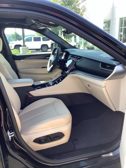 Certified 2025 Jeep Grand Cherokee Limited AWD/4WD image 17