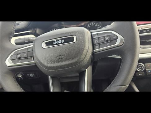Used 2025 Jeep Compass Limited image 16