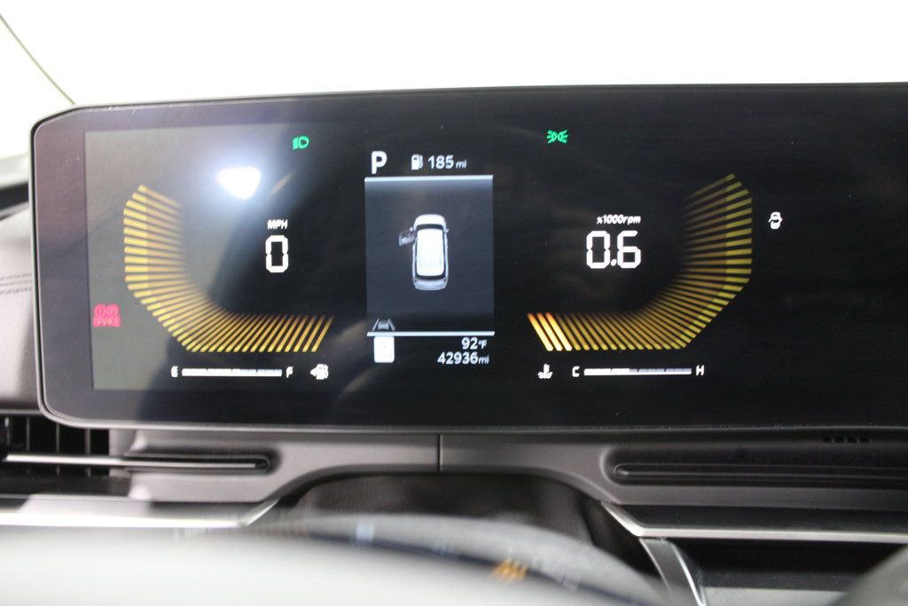 Used 2025 Kia Carnival FWD image 38