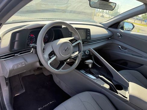 Used 2023 Hyundai Elantra SE w/ Preferred Accessory Package FWD image 7
