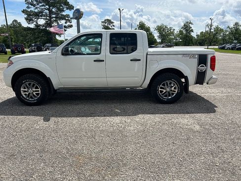 Used 2016 Nissan Frontier SV RWD image 2