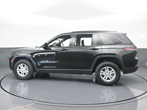 Used 2025 Jeep Grand Cherokee Laredo image 3
