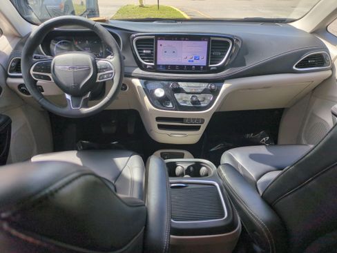 Certified 2023 Chrysler Pacifica Touring-L image 16