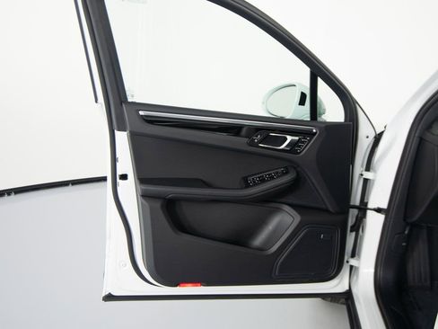 Certified 2025 Porsche Macan image 19
