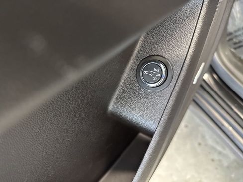 Used 2018 Chevrolet Traverse LT image 23