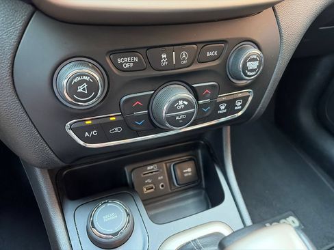 Used 2017 Jeep Cherokee Limited AWD/4WD image 12