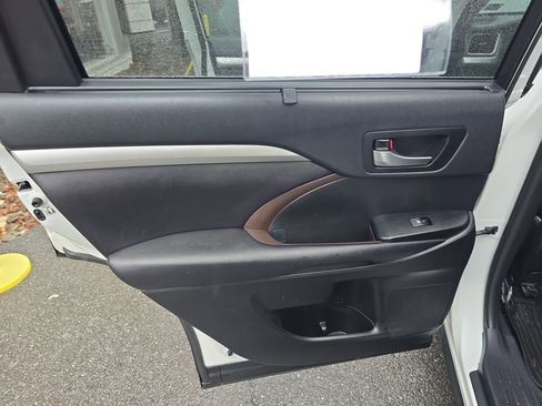 Used 2019 Toyota Highlander XLE image 17