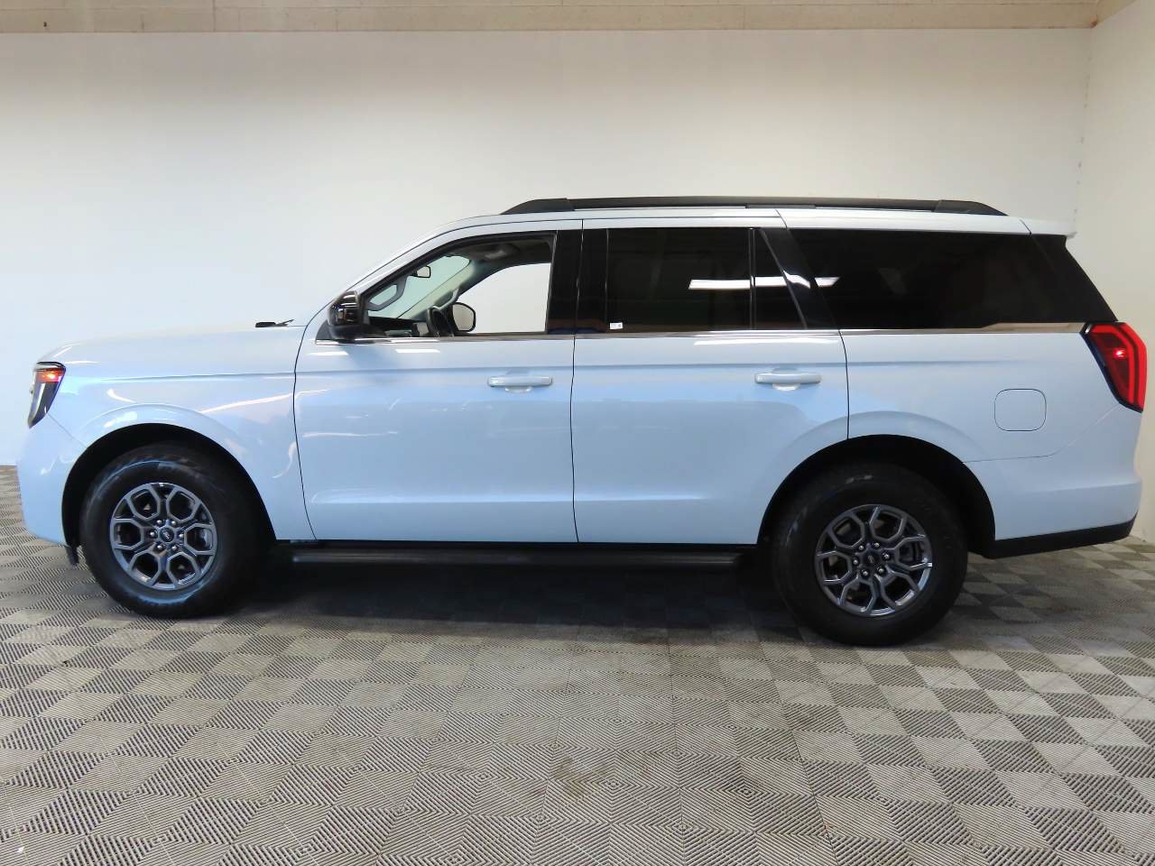 Used 2025 Ford Expedition Active RWD image 5
