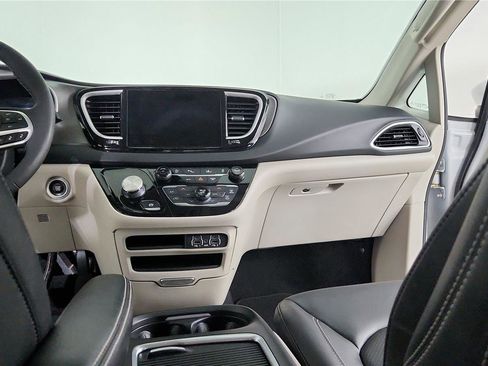 Used 2023 Chrysler Pacifica Touring-L FWD image 14