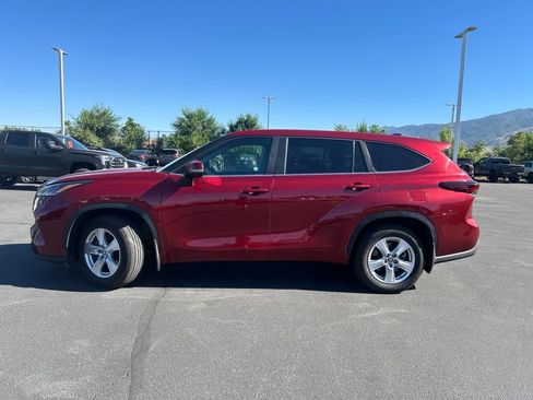 Used 2024 Toyota Highlander LE AWD/4WD image 14