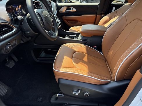 New 2026 Chrysler Pacifica Pinnacle image 9