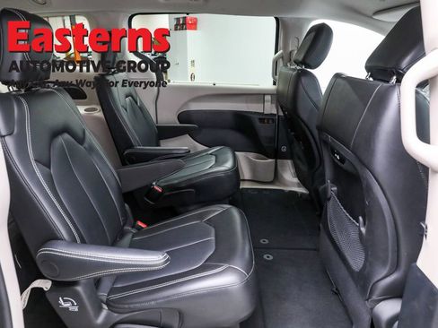 Used 2024 Chrysler Pacifica Touring-L image 22