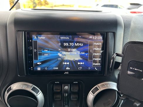 Used 2017 Jeep Wrangler Unlimited Sahara image 23