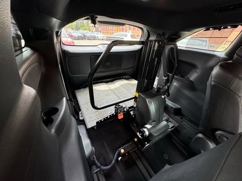 Used 2025 Toyota Sienna Platinum AWD/4WD image 33