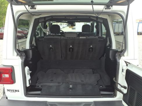 Used 2025 Jeep Wrangler Unlimited Sahara AWD/4WD image 23