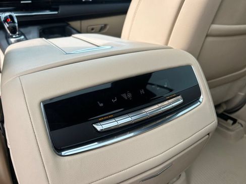 Used 2024 Cadillac Escalade Premium Luxury AWD/4WD image 37