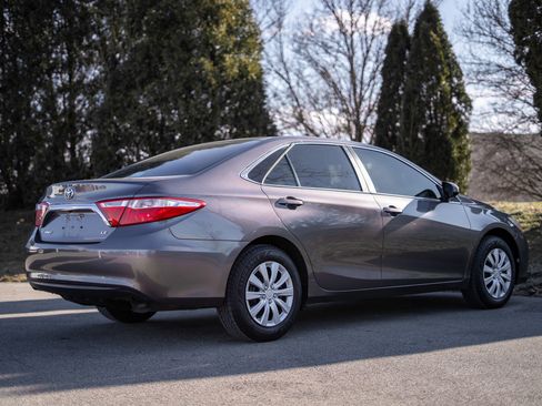 Used 2017 Toyota Camry LE image 5