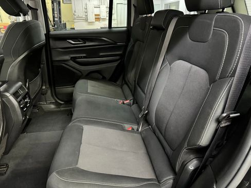 Used 2023 Jeep Grand Cherokee Laredo image 11