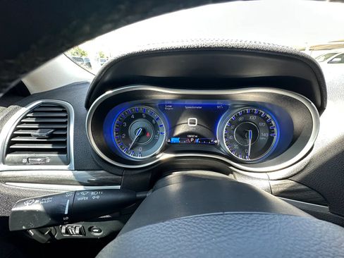 Used 2018 Chrysler 300 Touring L RWD image 20