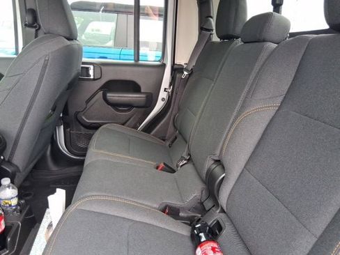 Used 2024 Jeep Gladiator Sport image 15