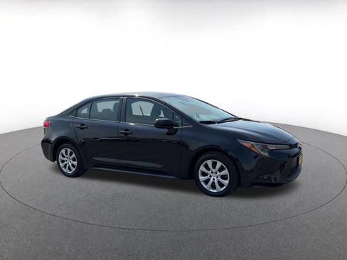 Used 2025 Toyota Corolla LE FWD image 2