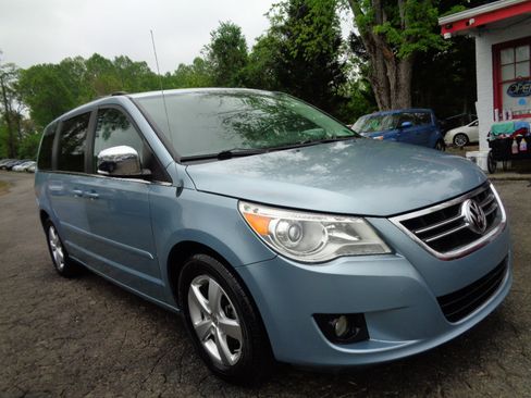 Used 2009 Volkswagen Routan SEL Premium image 3