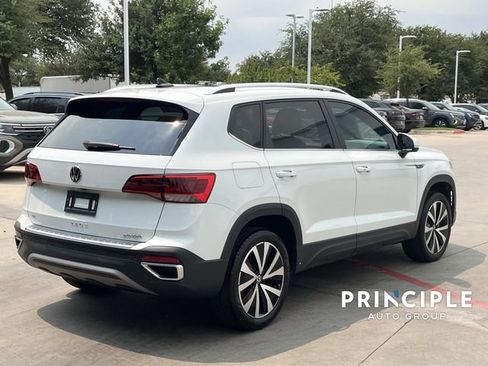 Used 2023 Volkswagen Taos SE w/ Panoramic Sunroof Package FWD image 11