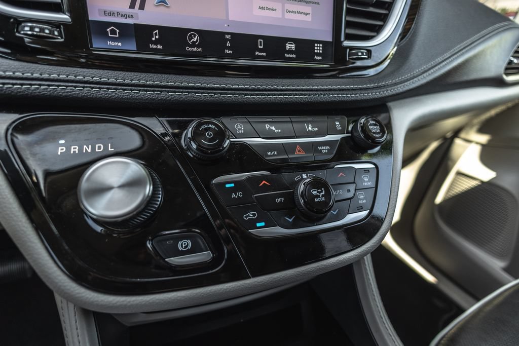 Used 2024 Chrysler Pacifica Limited FWD image 15