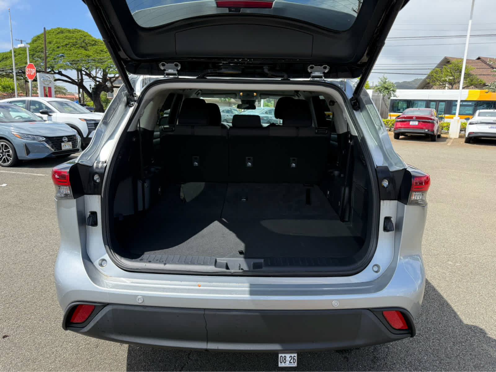 Used 2023 Toyota Highlander LE FWD image 11