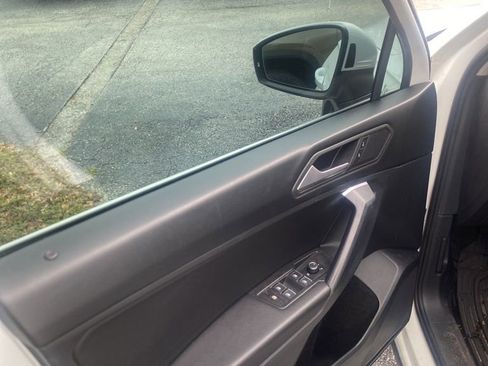 Used 2021 Volkswagen Tiguan SE R-Line image 8