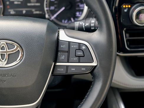 Used 2023 Toyota Highlander XLE image 46