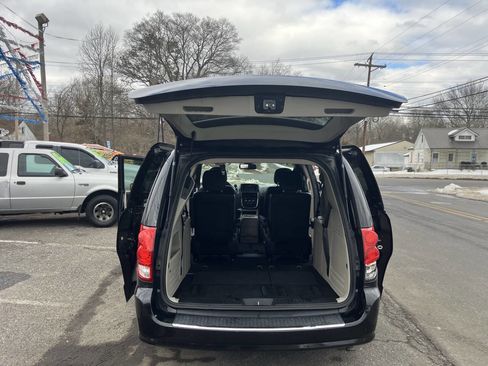 Used 2018 Dodge Grand Caravan SXT image 18