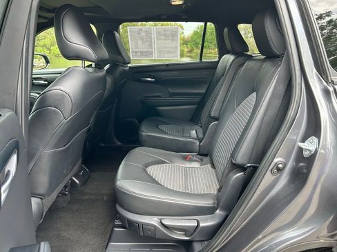 Used 2025 Toyota Highlander XSE image 13