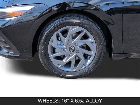 Used 2024 Hyundai Elantra SEL image 11