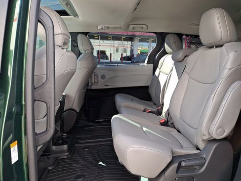 Used 2026 Toyota Sienna XLE image 10