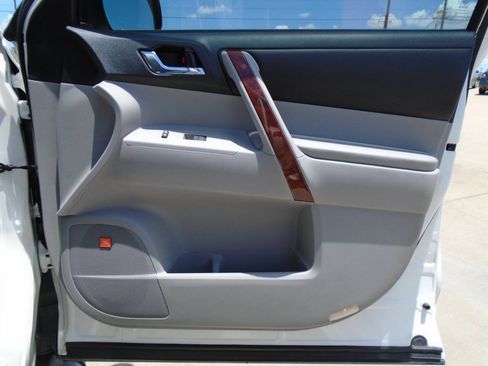 Used 2012 Toyota Highlander Limited w/ Tow Pkg FWD image 33