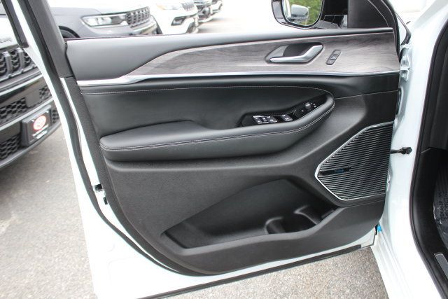 Used 2023 Jeep Grand Cherokee L Overland AWD/4WD image 24